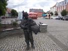 2023-07-20 Rynek w Zbąszyniu, rzeźba Koźlarza.